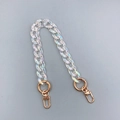 Dettaglio catena in acrilico arcobaleno con fermagli a molla dorati su sfondo grigio - K154-AB Catena a Mano Colorata (Fibbia a Porta)