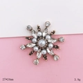 Detailed view of sunburst pearl and rhinestone DIY accessory with dimensions 27x24mm - Pearl Starfish Style (D1958)