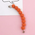 Detalle de dijes de bolas de hilo naranja tejidas con anillos de metal para fundas de teléfono - K206 Naranja