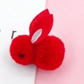 Vue détaillée d'accessoire lapin en peluche rouge pour bricolage de coques de téléphone - Rouge