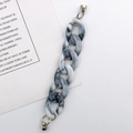 Detail der Acryl-Handykette mit grauen Marmor-Resin-Gliedern und Silber-Magnetverschluss - K181 Marmor