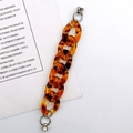 Detailansicht der Bernstein-Schildpatt-Acrylgliederkette mit silbernen Metallringen - K182 Tigerstreifen