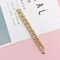 Goldene Cuban-Link-Kette für Handyhüllen mit Strasssteinen auf sanftem Pastell-Hintergrund - Armband Stil (K253) / Gold Strass Kette Stil (K253)
