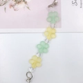 Dettaglio di perle a fiore in acrilico opaco e sfere trasparenti con chiusura magnetica - Stile Fiore Giallo e Verde (Alt)