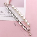 Zilverkleurige schakelarmband met witte parels en 176 mm lengtemaat aanduiding - Kunstparel Acryl Armband (K369)