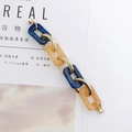 Dettaglio delle maglie in acrilico ambra e blu con elementi in metallo dorato lucido - Liquidazione / K531 Bracciale a Blocchi (Blu Inchiostro E Ambra)