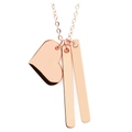 Macro detail van roségouden ketting met gepolijste hart- en verticale staafhangers - Roségoud
