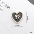 Ciondolo a forma di cuore nero con perle bianche e fiocco dorato per scarpe - Cuore di Perla Smaltato Nero (D1811) / Senza Fibbia della Scarpa