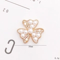 Ciondolo gioiello fai-da-te per sabot con farfalla dorata, perle bianche e strass - Fiore Triangolare (D1836) / Senza Fibbia della Scarpa