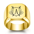 Chevalière carrée homme en or 18K avec gravure de bouclier, épées croisées et lettre A - US 6 / Lettre A