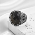 Detailansicht eines Vintage-Stahlrings mit floralen Gravuren und ovalem Katzenaugenstein - Größe 7 / Blaufluss-Stil