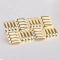 Orecchini in acciaio inossidabile oro 14K con motivo geometrico intrecciato e lucido - Oro