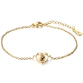 Detailopname van 18K vergulde hartbedel met zwarte letter L gravure op de armband - L