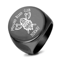 Dettaglio macro dell'anello in acciaio nero opaco con asce vichinghe e casco incisi al laser - US 7 / Nero Rotondo