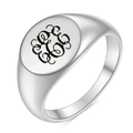 Vista macro de un anillo de sello en acero inoxidable pulido con grabado láser - Talla 4 / Letra del alfabeto E