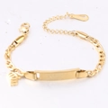 Detail van de gouden Figaro-armband met graveerbare ID-plaat en MOM-kroonhangertje op wit - Gouden Kroon (1)