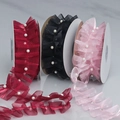 Dettaglio di nastri in pizzo a rete pieghettati con perle in bordeaux, nero e rosa - Multicolore (Colori Personalizzabili)