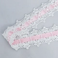 Detailansicht der weißen Wellenspitze aus Polyester mit rosa Satinband-Einsatz - Rosa 123# / Rosa