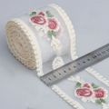 Ricamo di rose rosa su pizzo a rete bianco avorio con bordo smerlato per creazioni fai-da-te - Stile 1 (Larghezza 9cm) / 9cm