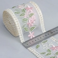 Pizzo in rete bianca con fiori rosa ricamati e foglie verdi, larghezza 7-8cm - Stile 3 (Larghezza 9cm) / 9cm