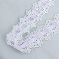 Weiße florale Polyester-Spitze mit 4,5 cm lavendelfarbenem Satinband-Einsatz - Lila 430# / Lila