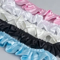 Nahaufnahme von 5cm geriffeltem Satinband in Rosa, Weiß, Schwarz und Hellblau - Andere Farben anpassbar