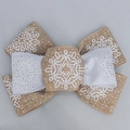 Weihnachtliche Leinenoptik-Schleife mit Gold- und Weiß-Schneeflocken für DIY-Deko - Fertige Schleife