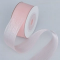 2,5 cm breed lichtroze organzalint met subtiele metalen glitters op een kartonnen rol - Roze
