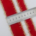 Ruban de velours rouge à bords pailletés dorés de 38mm-40mm sur fond blanc pur - Largeur personnalisable