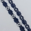 Dettaglio del bordo in pizzo a maglia floreale con ricamo blu scuro per lavori fai-da-te - Blu Mare (1cm*5 Yard)