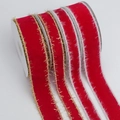Détail de rubans en velours rouge avec bordures pailletées dorées et fausse fourrure blanche - Autres couleurs personnalisables