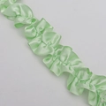 Dettaglio di nastro in raso plissettato verde chiaro per confezioni regalo e artigianato - 3,5 cm di Larghezza / Verde
