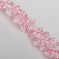 Dettaglio di nastro in raso plissettato rosa con trama ondulata per confezioni e sartoria - 3,5 cm di Larghezza / Rosa