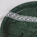 Weißes filigranes Spitzenband mit geometrischem Lochmuster und Wellenrand für DIY - 12w20mm
