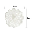 Weiße Häkelblume Applikation für Bastelarbeiten und Kleidung mit 2 cm Größenangabe - Punktierte Blume Stil
