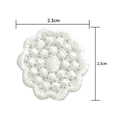 Makroaufnahme einer 2,3 cm weißen Häkelblume Applikation mit feiner Stickerei für Kleidung - Hohle Blumen Stil