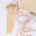 Hochzeit Zauberstäbe mit rosa Spitze und goldenem Glöckchen für Party Dekoration - Rosa und Beige Satinband Spitze Zauberstab mit Glocke / 30cm Lang