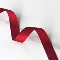 Primer plano de cinta de poliéster rojo oscuro con rombos para envolver regalos DIY - 2.2cmx9m / Carmesí
