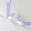Detalle de cinta de poliéster lila con patrón de diamantes sobre mármol blanco - 2.2cmx9m / Violeta Claro