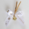 Weihnachtsschleife in Weiß mit goldenem Joy To The World Aufdruck und kleiner Glocke - Weiße Bedruckte Schleife