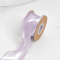 Dettaglio del nastro in organza lavanda con lucentezza perlata e bordi cuciti su rocchetto - 4cm di Larghezza / Viola