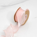 Dettaglio di nastro in organza rosa con bordi ondulati su fondo marmoreo - 4cm di Larghezza / Rosa