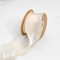 Dettaglio del rotolo di nastro in organza beige con bordi cuciti per confezioni regalo - 6 cm di Larghezza / Champagne