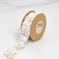 Dettaglio del nastro plissettato a quadretti crema e marrone chiaro su rocchetto di carta - 3.8CM / Beige