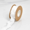 Macro-opname van wit geplooid ruitjeslint met golvende randen op een kraftspoel - 3.8CM / Wit