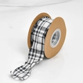Dettaglio del nastro plissettato a quadretti bianchi e neri su rocchetto di carta - 3.8CM / Nero