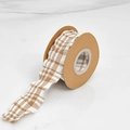 Detailopname van beige geruit geplooid lint met golvende textuur op een kraft spoel - 3.8CM / Bruin