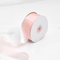Nahaufnahme einer hellrosa halbtransparenten Organzaband-Rolle auf Marmoroberfläche - 4cm*20 Yards Lang / Rosa