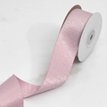 Detalle de rollo de cinta de terciopelo rosa claro satinado para lazos de regalo DIY - Ancho medio / Rosa Púrpura