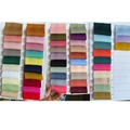 Detaillierte Farbkarte mit 60 Nuancen von Seiden-Chiffonbändern für DIY-Dekoration - Andere Farben